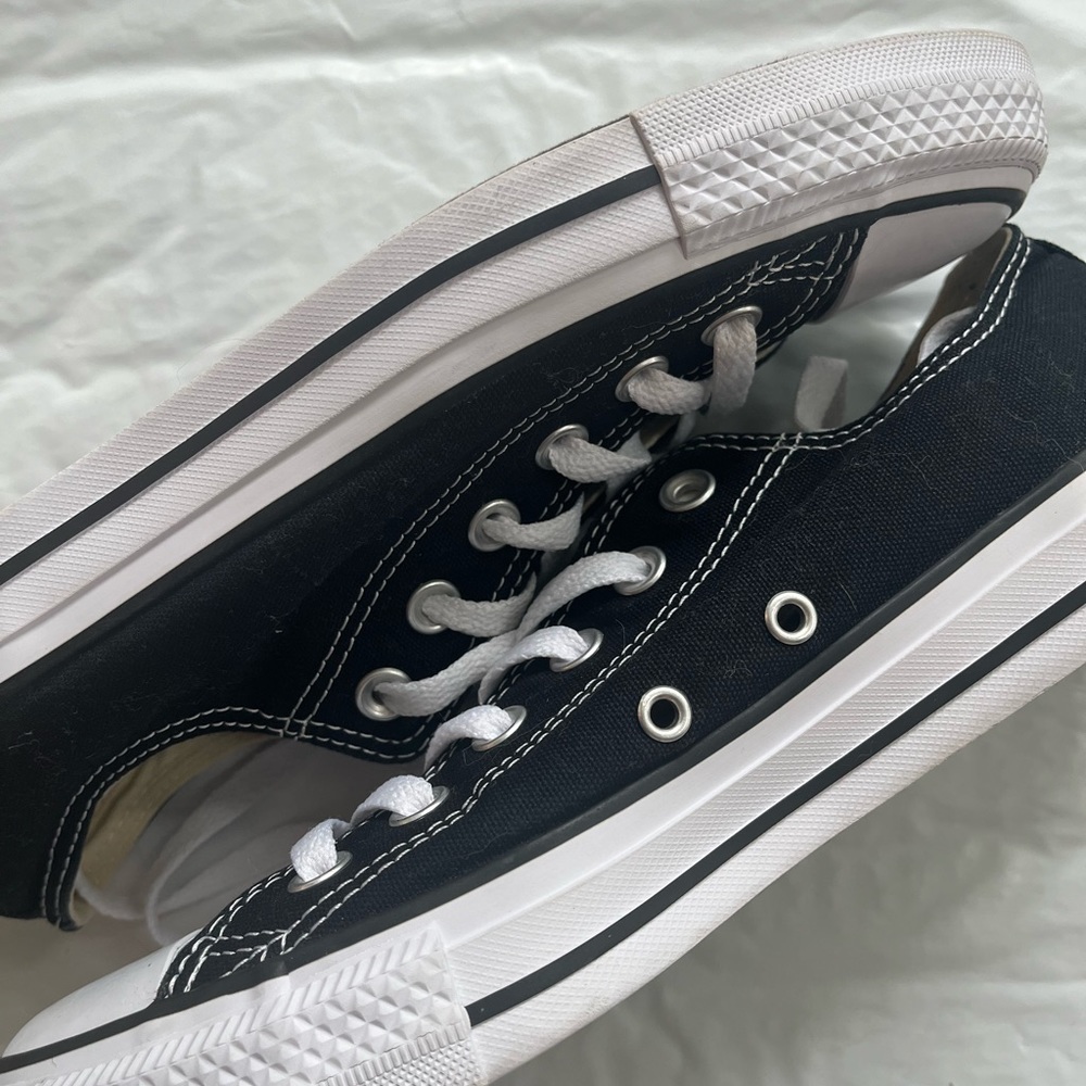 Converse Womens size 8 - Picture 4 of 4